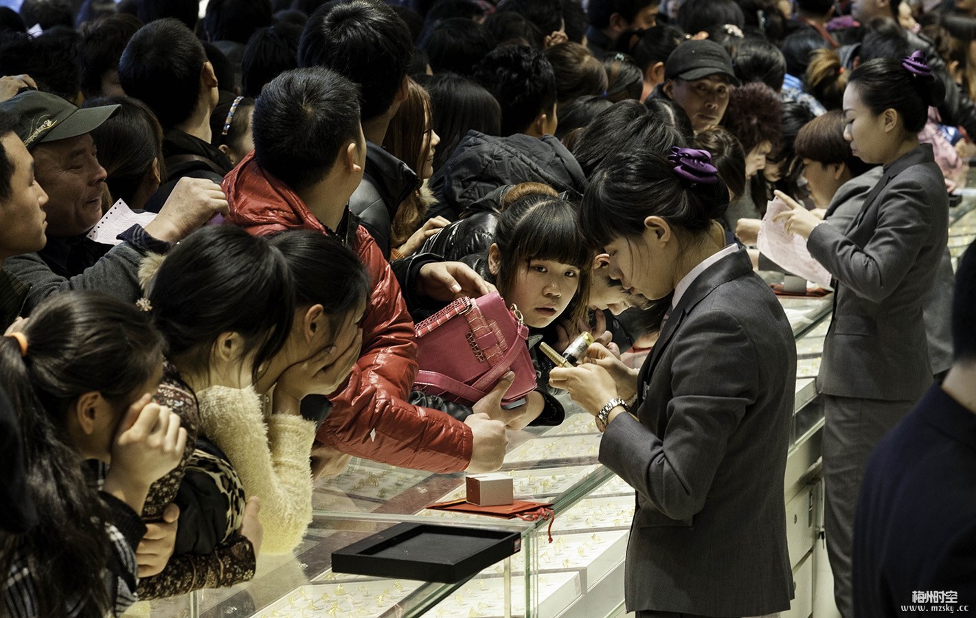 黄金市场火热迎新年，消费者排队八小时抢购热潮开启