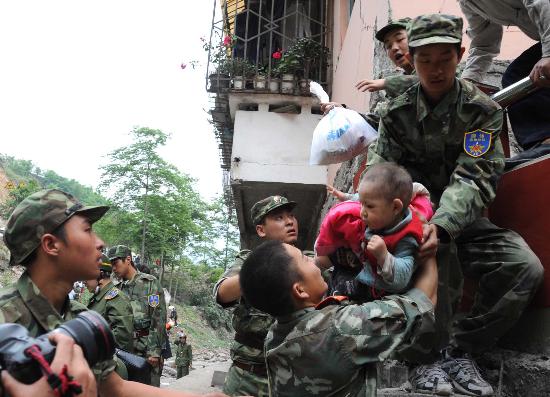 地震中的英勇幼师，18岁幼师的勇敢救援传奇