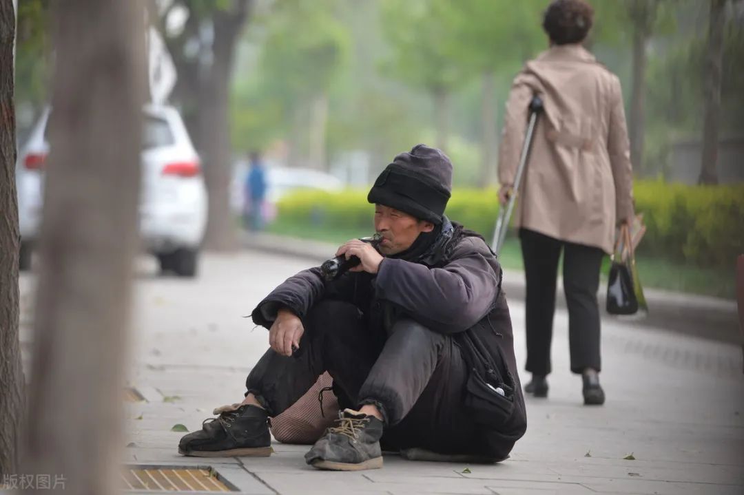 老板无私庇护流浪汉，真情与温暖的力量照亮人间