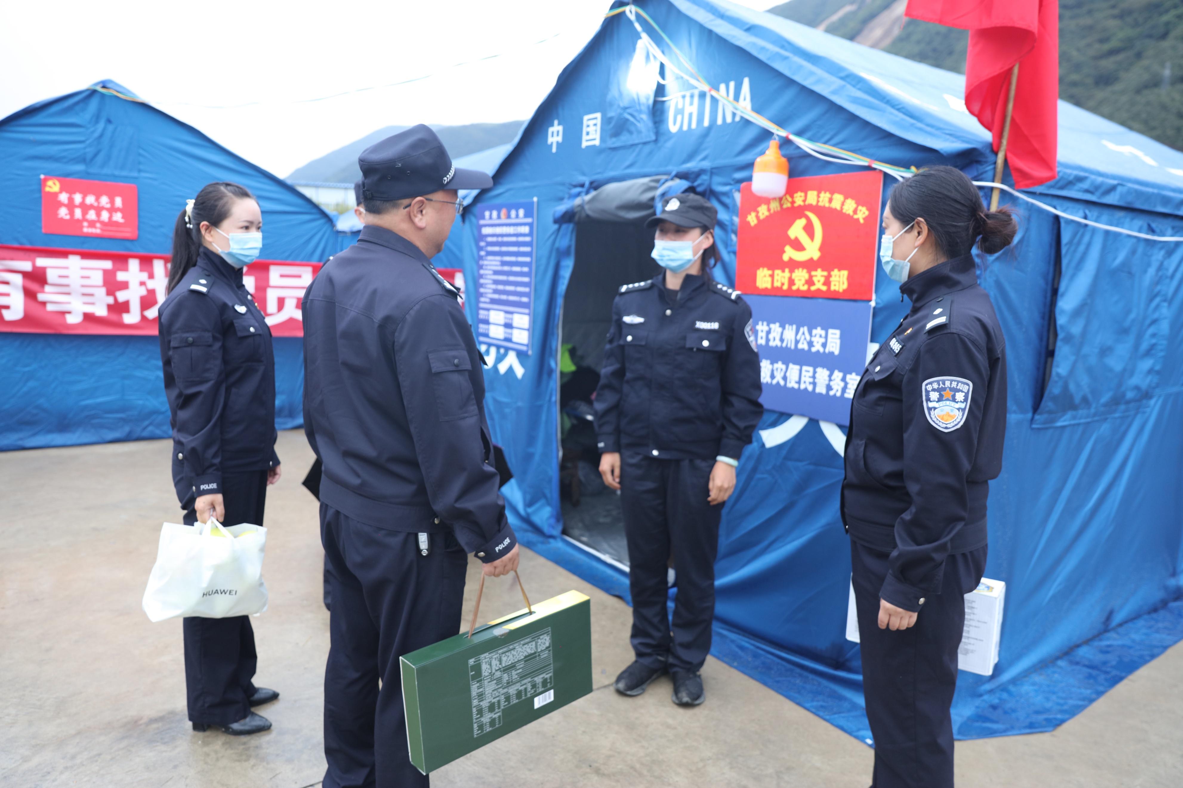 震区辅警挖掘儿女遗物，生命的脆弱与坚韧交织的人性之痛