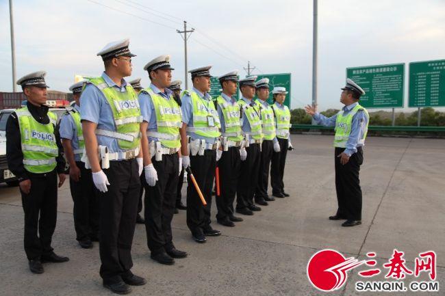 警方通报女子夺取辅警警棍事件，揭示理性沟通的重要性与维护社会秩序的挑战