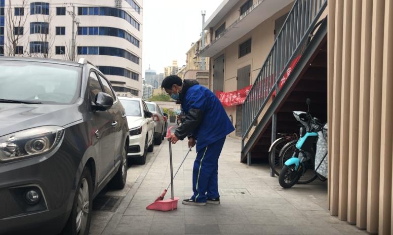 上海小区高空抛大便事件，城市文明与个人行为的警醒