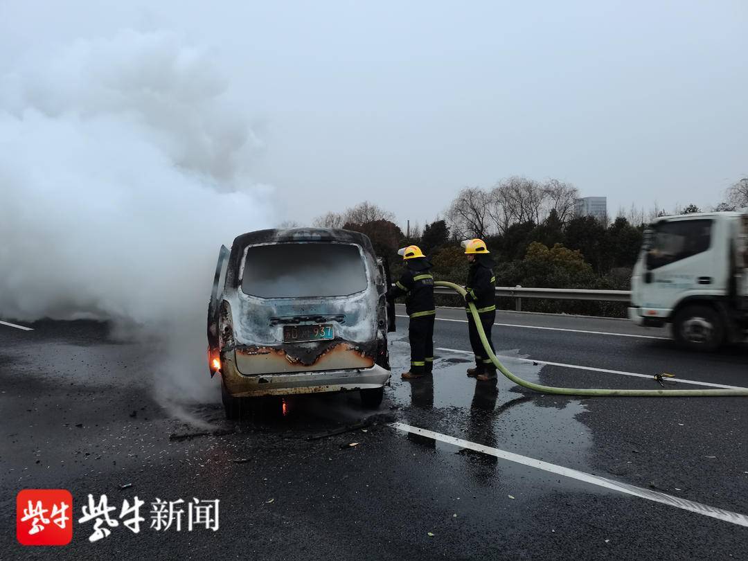 上海面包车高速起火烧毁事件纪实