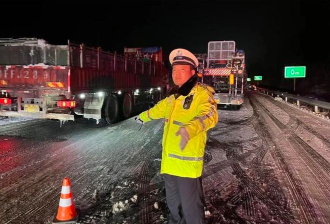 暴雪下的春运回家路，挑战与波折